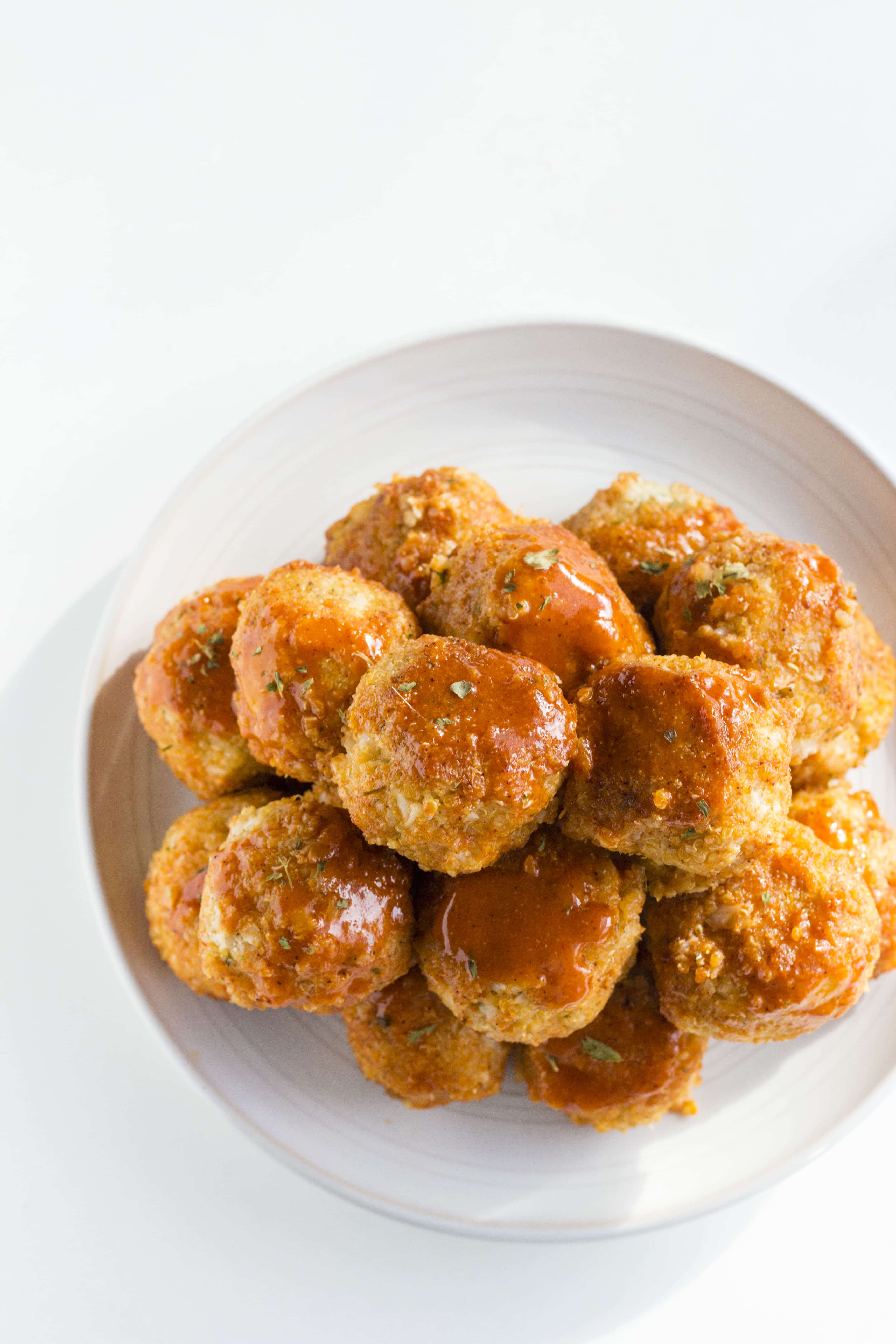 Buffalo Cauliflower Quinoa Meatballs | Super tasty and simple MEATLESS meatballs! | thealmondeater.com