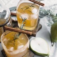 Honey Pear Margarita | Enjoy this simple fall-flavored margarita that tastes like pear! | thealmondeater.com
