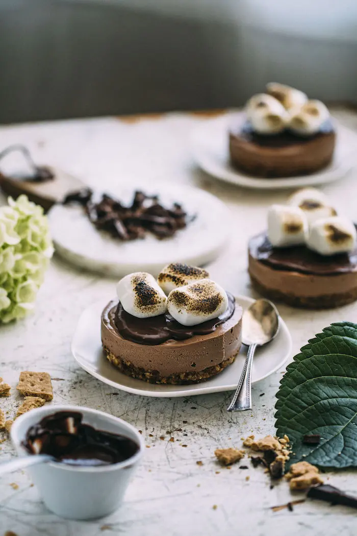 vegan s'mores cheesecakes topped with chocolate ganache! | thealmondeater.com