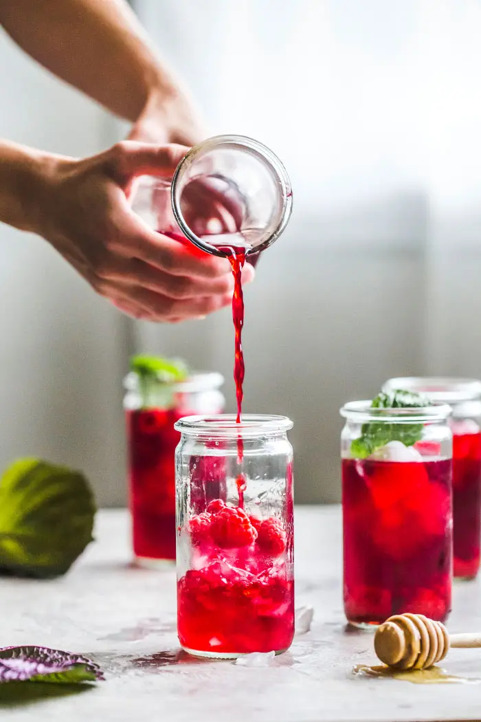 Raspberry Hibiscus Iced Tea with mint and honey | thealmondeater.com