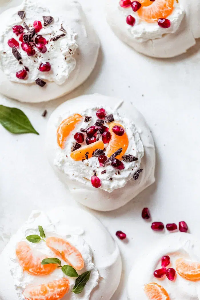 Mini Pavlovas with whipped cream | thealmondeater.com