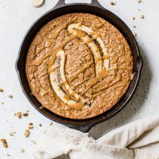 Paleo Skillet Banana Bread- a quicker banana bread recipe made without gluten and refined sugar but with TONS of banana flavor | thealmondeater.com