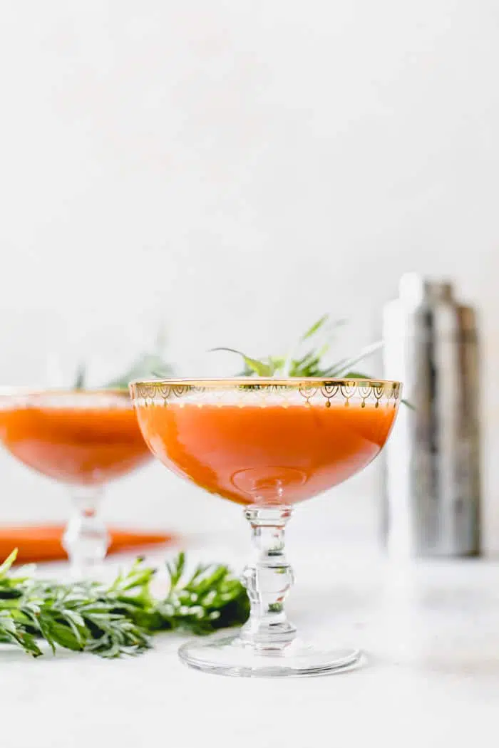 Carrot Juice Cocktail -- a light and refreshing drink to enjoy all year long | thealmondeater.com