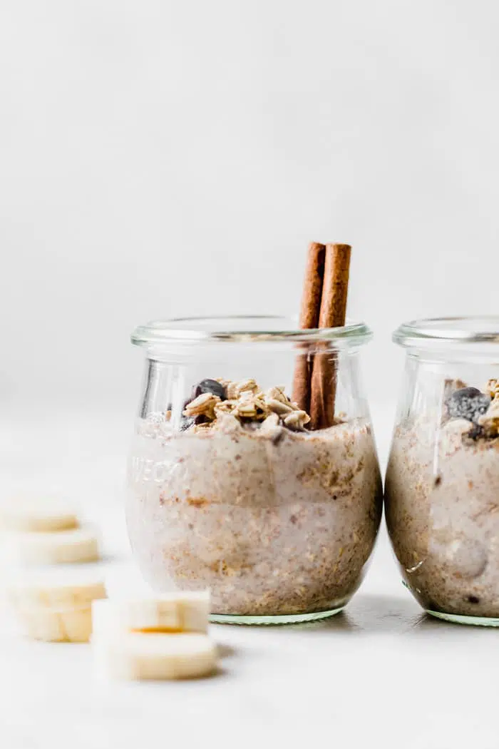 cinnamon chocolate chip overnight oats | a delicious make-ahead breakfast that combines the two BEST flavors #oats