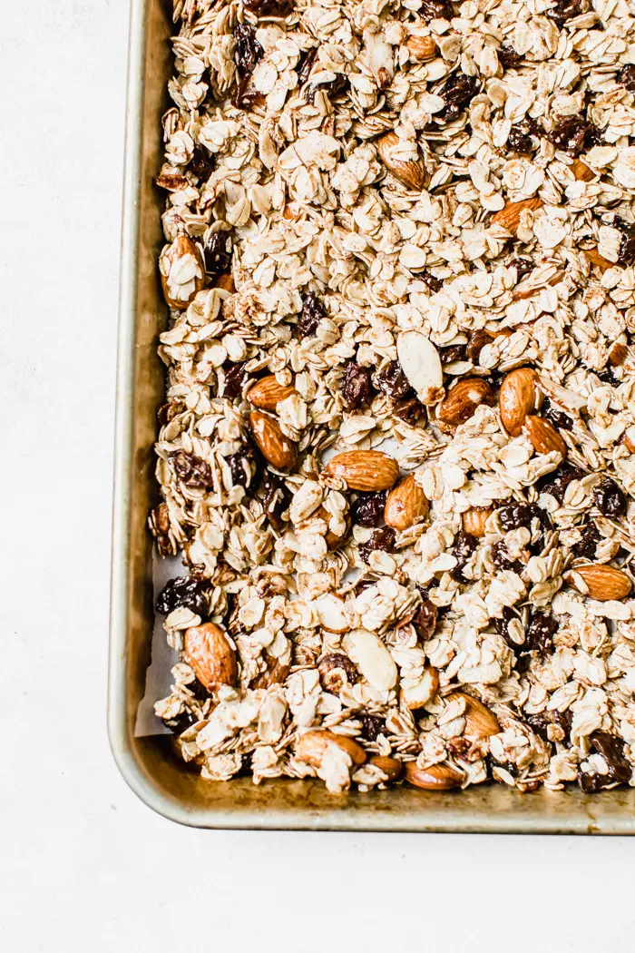 oatmeal raisin granola that tastes like a cookie but is actually healthy!