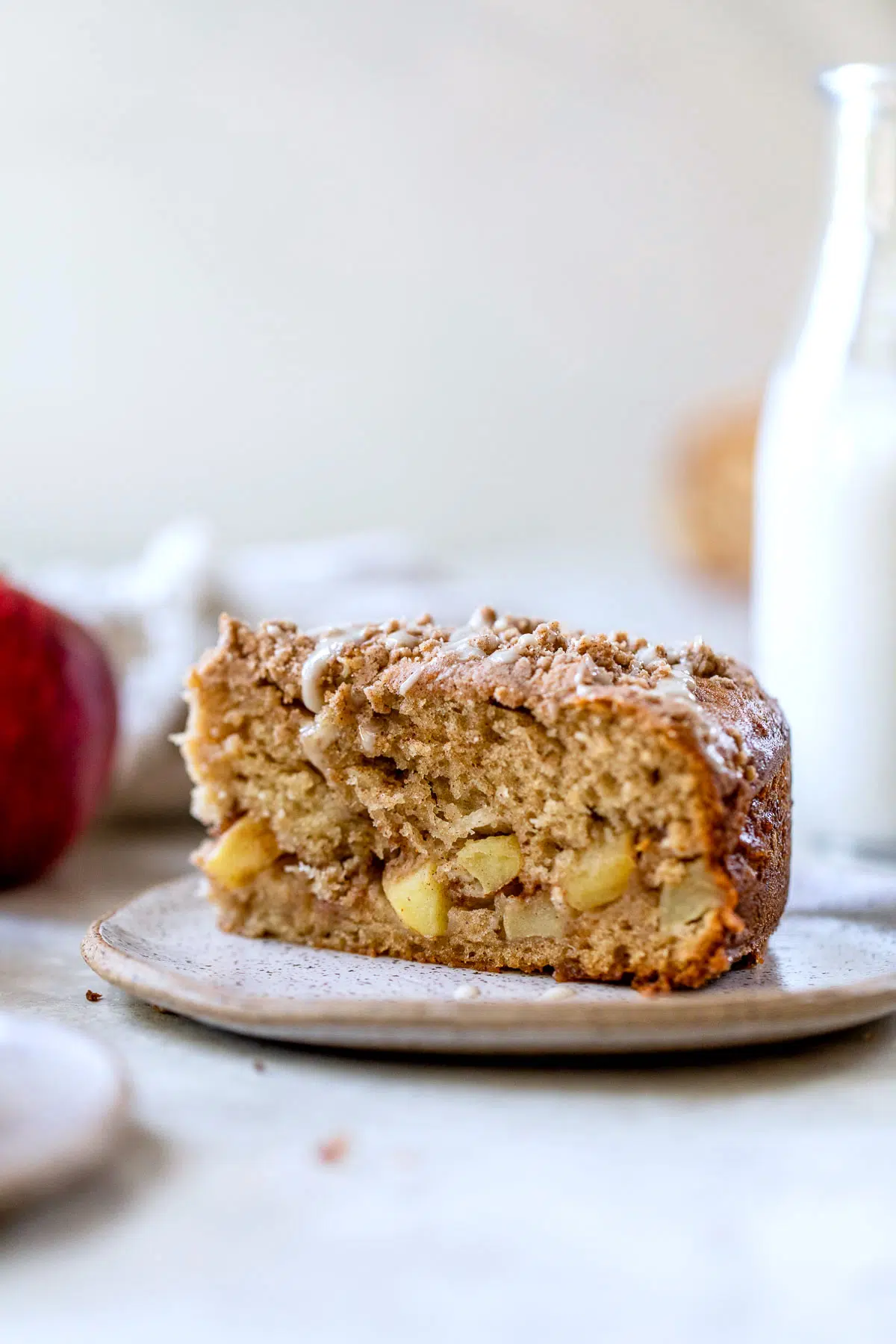 a piece of coffee cake with apples in it
