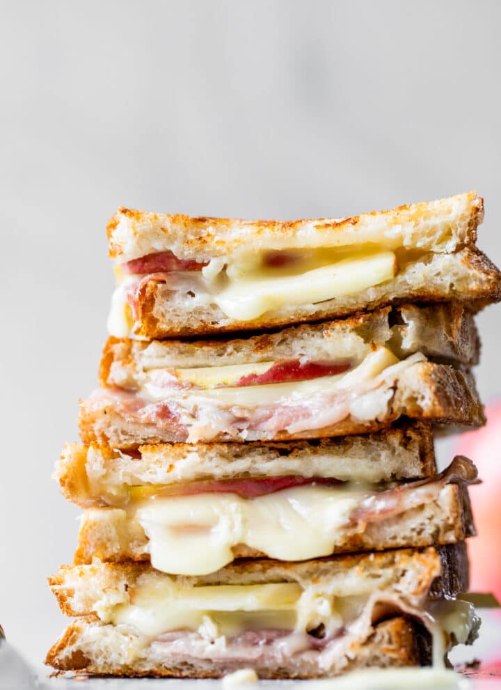 sandwich filled with cheese, prosciutto and apple slices