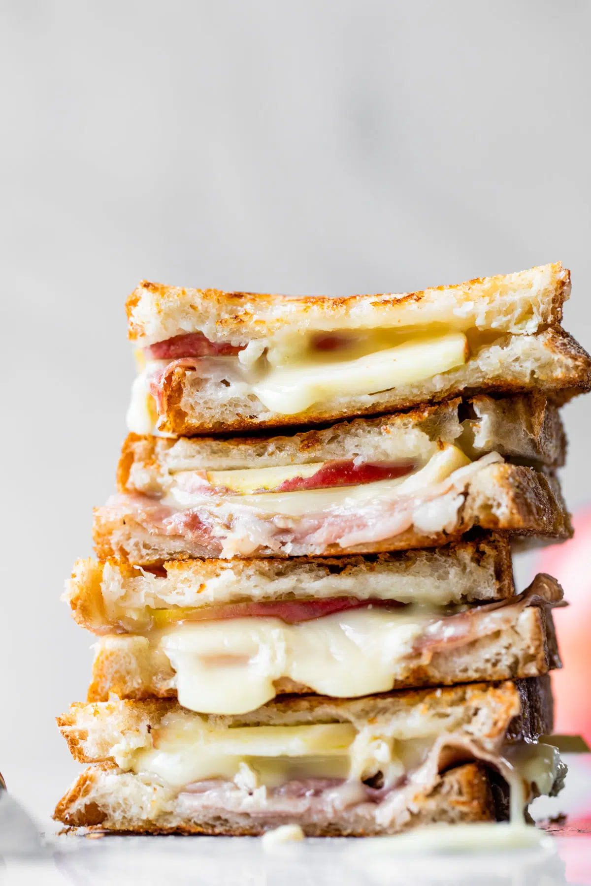 sandwich filled with cheese, prosciutto and apple slices