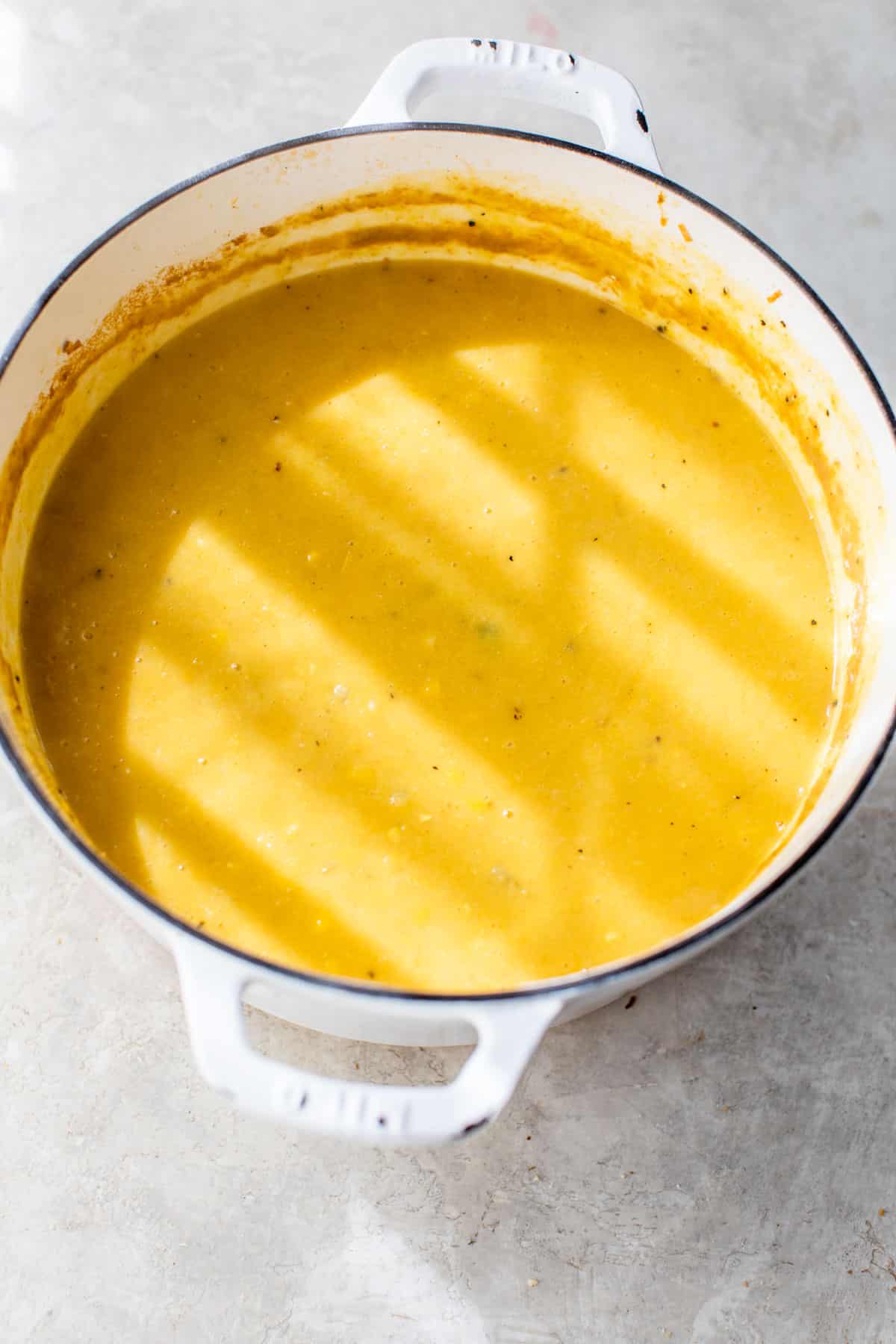olla de sopa cremosa de color amarillo